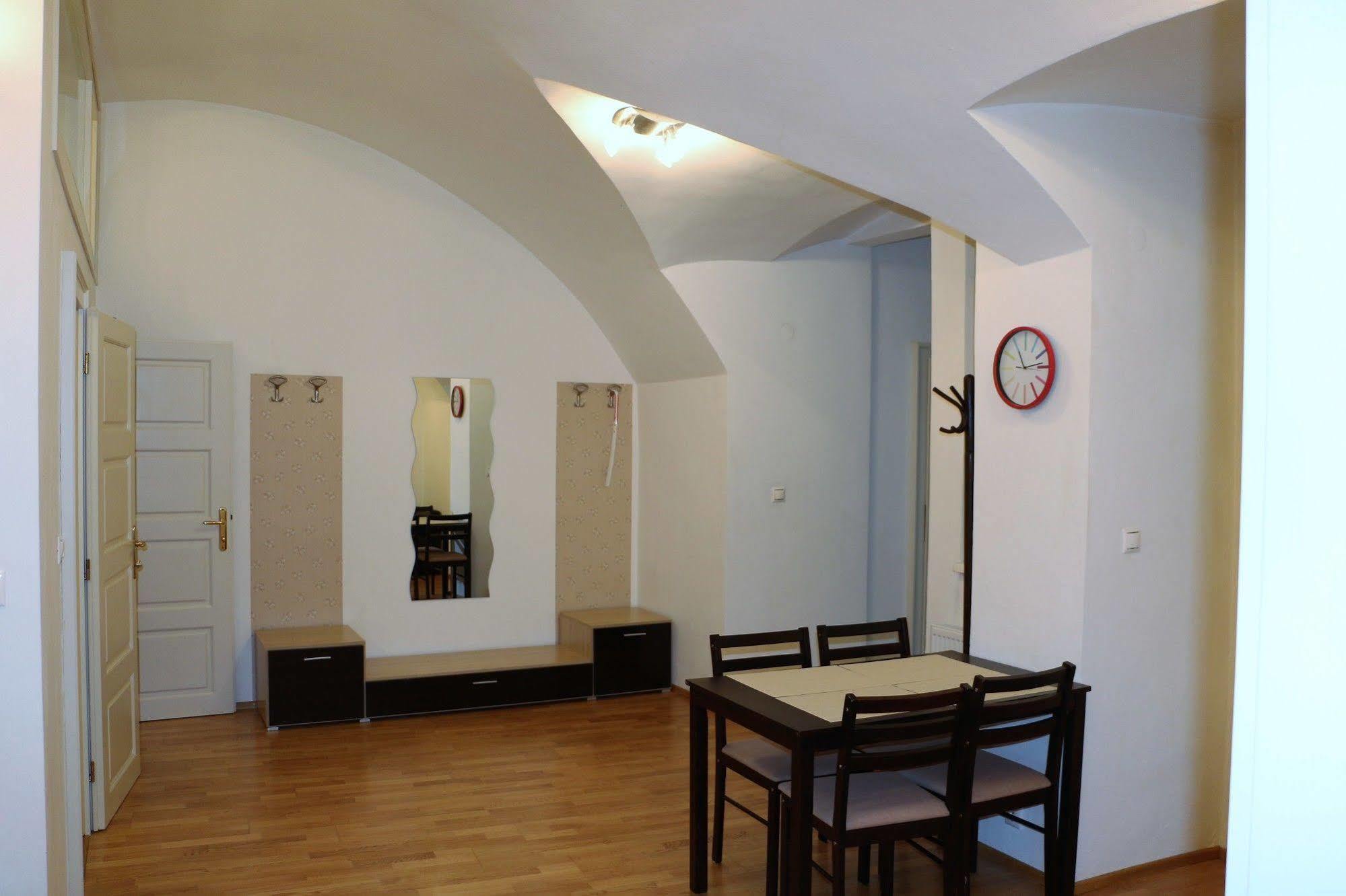 Central Apartmany Biela Street براتسيلافا المظهر الخارجي الصورة